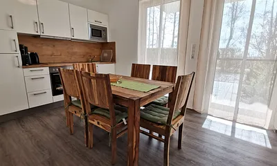 seperate Küche mit Esstisch