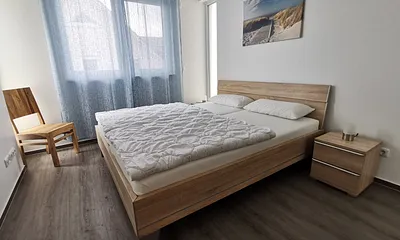 voll verdunkelbrares Schlafzimmer mit Doppelbett