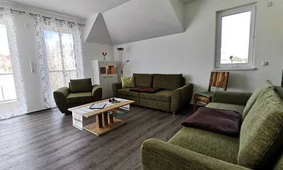 Wohnzimmer, Balkon anschließend