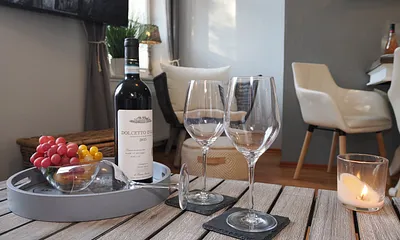 für Momente der Entspannung sorgt ein edler Tropfen