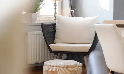 bequemer Sessel mit Fußhocker