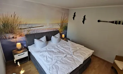 Schlafzimmer mit Doppelbett (Boxspringbett)