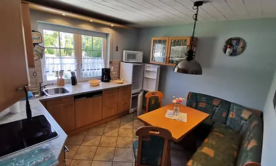 seperate, gut ausgestattete Küche mit Esstisch