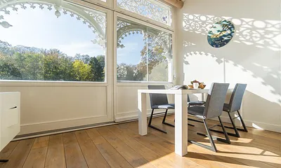 geschlossene Loggia mit Essecke