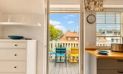 Küche mit direktem Zugang zum Balkon.