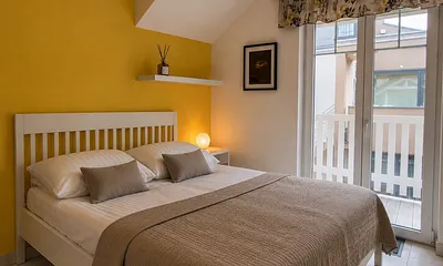 1. Schlafzimmer mit direktem Zugang zum Balkon.