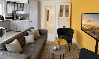 Wohnzimmer mit integrierter, moderner Küche.