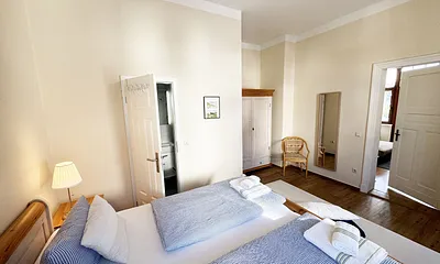 Schlafzimmer mit Zugang zum Bad