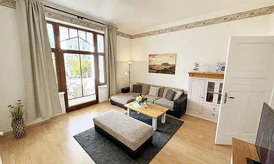 Wohnbereich mit Zugang zum Balkon