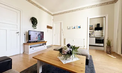 Wohnbereich mit Blick in die Küche