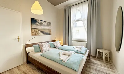 geräumiges Schlafzimmer