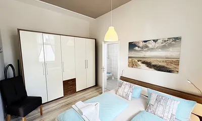 Schlafzimmer mit Zugang zum Badezimmer