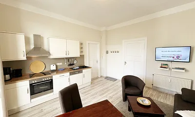 Wohnbereich mit angrenzender Küchenzeile