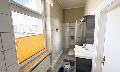 Badezimmer mit flacher Dusche