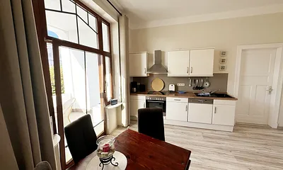 Essplatz mit Blick zur Küchenzeile