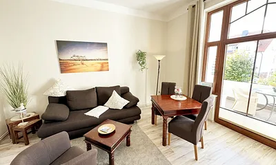 Wohnbereich mit Zugang zum Balkon