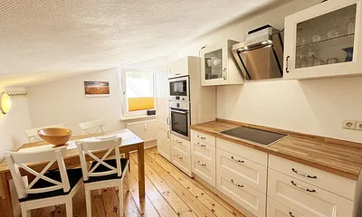 Küche mit Geschirrspüler