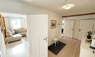 Flurbereich mit Zugang zu den Schlafräumen, Küche & Wohnraum