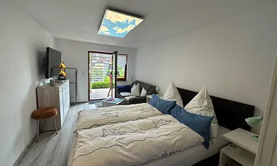 Wohn- Schlafzimmer mit Zugang zur Terrasse