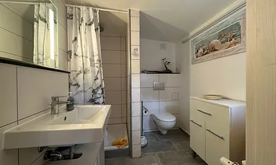 Bad mit Dusche und WC