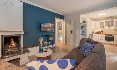 offener Wohnraum mit Küchenzeile