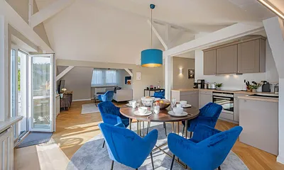 offener Wohnbereich mit Küchenzeile