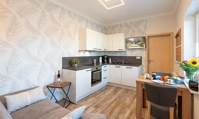 Wohnzimmer mit offener Küche und Essbereich