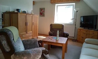 Wohnzimmer links zur Küche