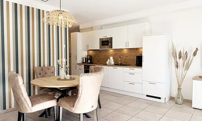 moderne Küchenzeile mit Esstisch