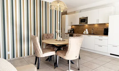 moderne Küchenzeile mit Esstisch