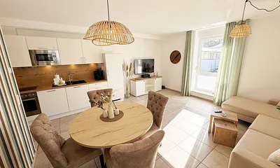 moderne Küchenzeile mit Wohn-und Essbereich