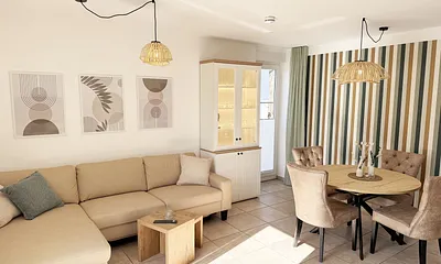 Wohn-und Essbereich mit beleuchteter Vitrine