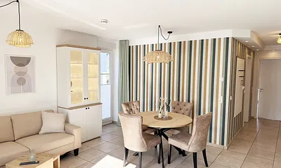 Wohn-und Essbereich mit beleuchteter Vitrine