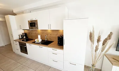 Küchenzeile mit modernen Küchengeräten