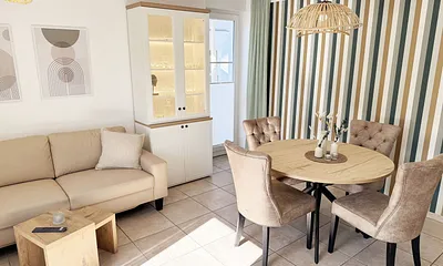 Wohn-und Essbereich mit beleuchteter Vitrine