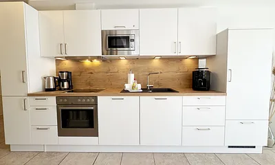 Küchenzeile mit modernen Küchengeräten