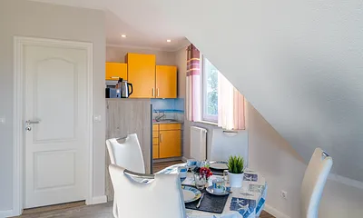 Küchenzeile mit Esstisch