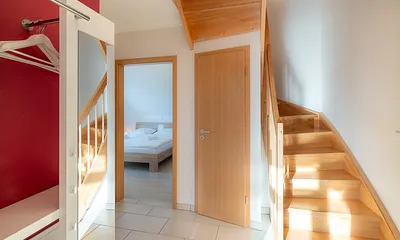 Flur mit Treppe ins Dachgeschoss 