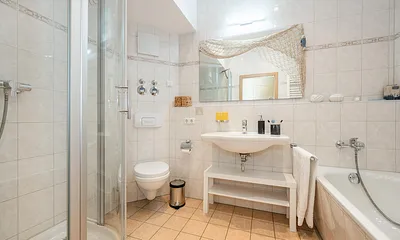 Bad mit Badewanne und Dusche