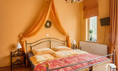 Romantisches Schlafzimmer mit Doppelbett, Betthimmel...