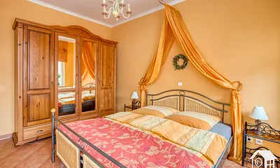 ...Kabel-TV mit DVD-Player, Safe, Kronleuchter & großem Kleiderschrank