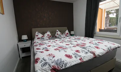 Schlafzimmer mit Boxspringbett