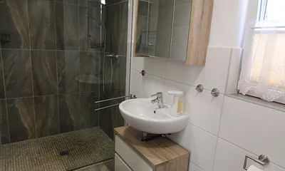 Bad mit ebenerdiger Dusche