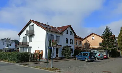 Vorderansicht mit Parkplätzen