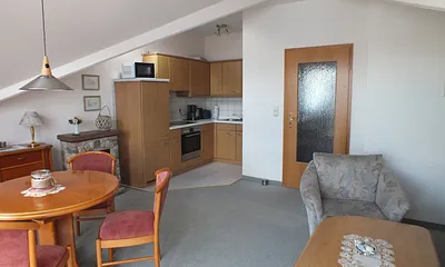 Wohnzimmer, Blick zu Küche