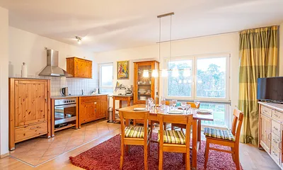 Der Essbereich mit offener Küchenzeile