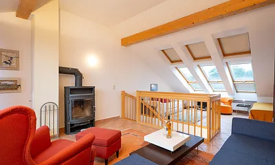 Der gemütliche Wohn- und Schlafbereich mit Kamin