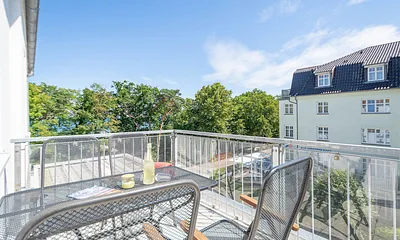 Der möblierte Balkon mit Meerblick