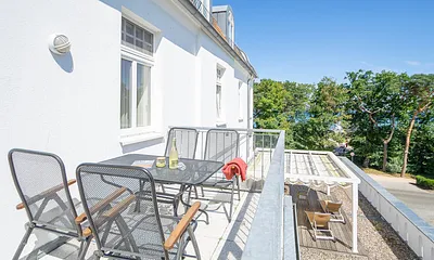 Der möblierte Balkon mit Meerblick