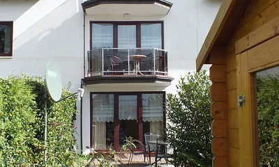 Garten mit Fahrradhaus